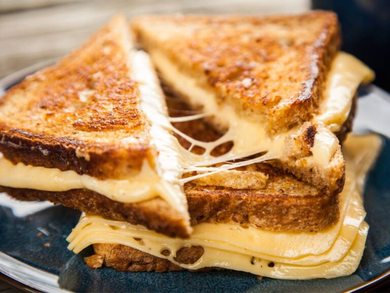 Trójkąty sera zdjęte z grilla. Obrazek w artykule Jaki jest dobry ser na grilla? Przegląd najlepszych serów do grillowania