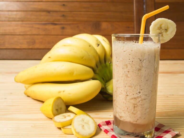 Szklanka shaka z bananami. Obrazek w artykule 3 przepisy mistrzów na shake bananowy z mlekiem. Odkryj pyszne mleczne desery