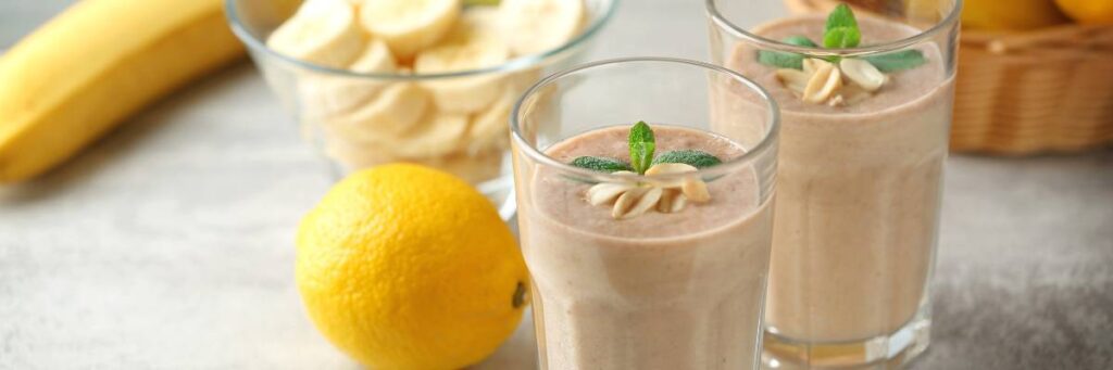 3 przepisy mistrzów na shake bananowy z mlekiem. Odkryj pyszne mleczne desery 2 Szklaneczki z shakem. Obrazek w artykule 3 przepisy mistrzów na shake bananowy z mlekiem. Odkryj pyszne mleczne desery
