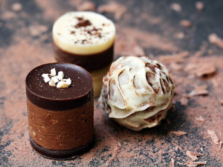 Trufla z bialej czekolady. Obrazek w artykule 3 pomysły na szybki deser ze śmietany 30 procentowej