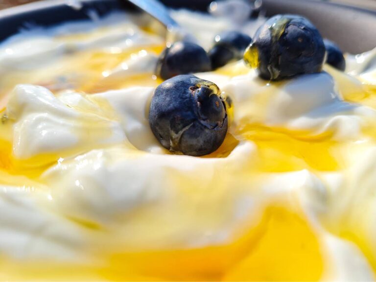 Odpowiadamy na częste pytanie, czy jogurt skyr na diecie jest dobrym pomysłem? 5 Skyr z borówkami i mango. Obrazek w artykule Odpowiadamy na częste pytanie, czy jogurt skyr na diecie jest dobrym pomysłem?