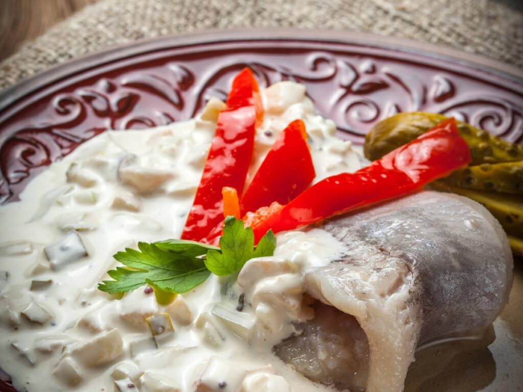 Śledzie w śmietanie - przepis babci, który zrobi furorę w Twoim domu 5 Talerz sledzi ze śmietane. Obrazek w artykule Śledzie w śmietanie - przepis babci, który zrobi furorę w Twoim domu