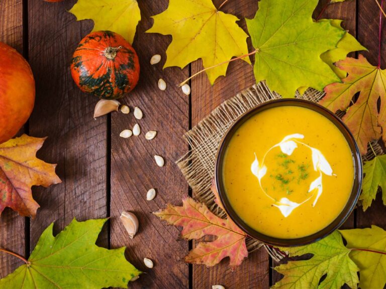 Jesienna zupa krem ze smietana. Obrazek w artykule 3 inspiracje na to, co można zrobić ze śmietany 18 procentowej. Odkryj przepyszne dania!