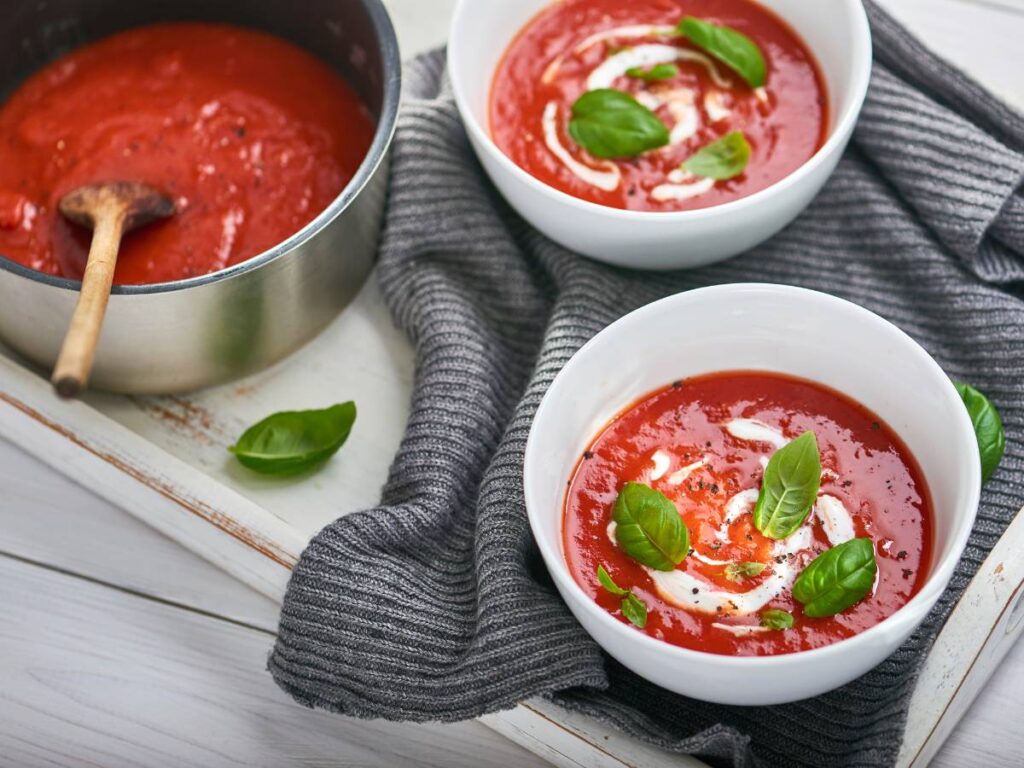 3 inspiracje na to, co zrobić ze śmietany 30 procentowej. Odkrywamy pyszne dania! 4 Zupa krem w miseczce i smietana. Obrazek w artykule 3 inspiracje na to, co zrobić ze śmietany 30 procentowej. Odkrywamy pyszne dania!
