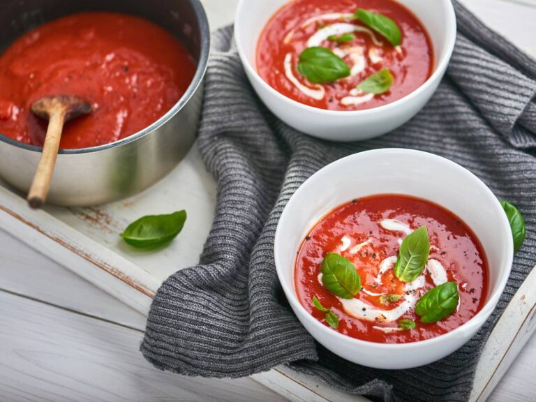 Zupa krem w miseczce i smietana. Obrazek w artykule 3 inspiracje na to, co zrobić ze śmietany 30 procentowej. Odkrywamy pyszne dania!