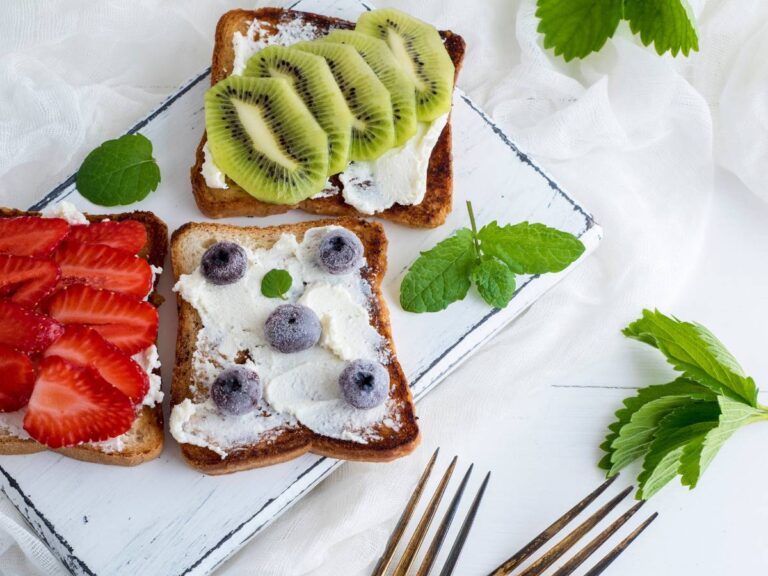 Kanapeczki z owocami. Obrazek w artykule 3 pomysły na smaczne i sycące śniadanie z twarogiem. Wybierz ulubiony smak!