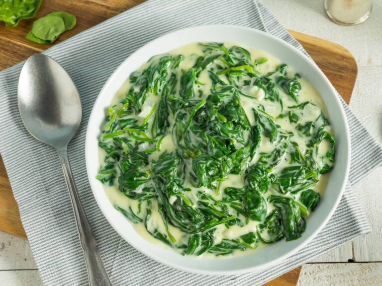Miseczka szpinaku ze śmietaną. Obrazek w artykule Podpowiadamy, jak przygotować idealny szpinak ze śmietaną. Odkryj super smak szpinaku