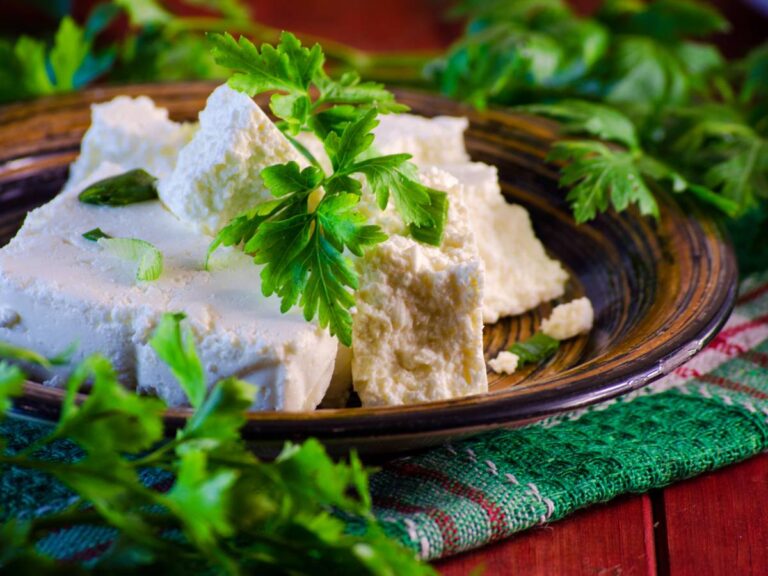Miseczka z twarogiem i ziołami. Obrazek w artykule 3 inspiracje na dania z twarogiem, które smakują praktycznie każdemu. Poznaj przepisy krok po kroku
