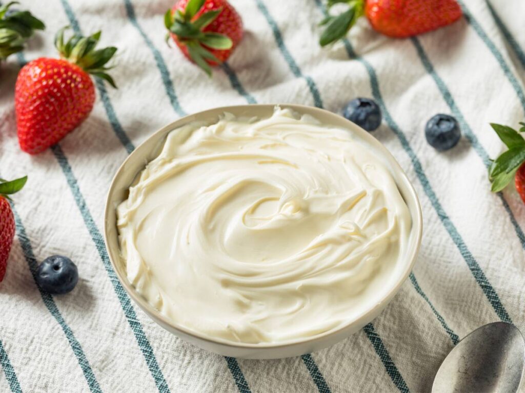 Wyjaśniamy, jak ubić śmietanę z serkiem mascarpone. Poznaj sprawdzony sposób 8 Miseczki z kremem z mascarpone i śmietany. Obrazek w artykule Wyjaśniamy, jak ubić śmietanę z serkiem mascarpone. Poznaj sprawdzony sposób