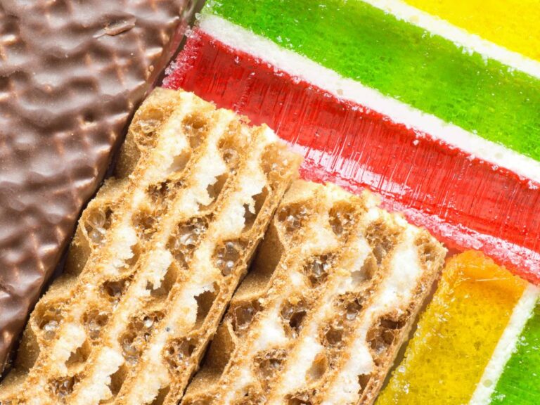 Kolorowe warstwy w waflach. Obrazek w artykule Zdradzamy przepis na wafle z galaretką i śmietaną, który zawsze wychodzi