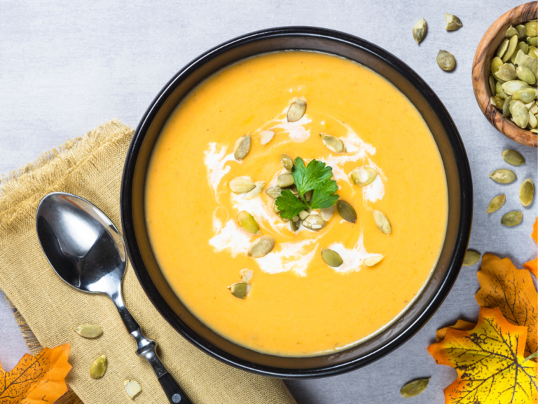 Miska z zupą. Obrazek w artykule Zupa z dyni z mlekiem kokosowym aż palce lizać. Odkryj pyszną i zdrową zupę!