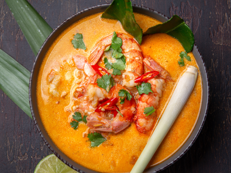 Miska zupy krewetkowej. Obrazek w artykule Smakowita zupa z krewetkami i mlekiem kokosowym. Poznaj nasz przepis