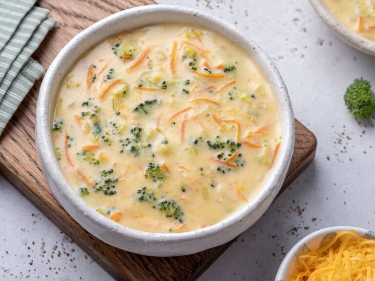 Zupa w miseczce. Obrazek w artykule Doradzamy, jak zagęścić zupę serkiem topionym. Poznaj przepis na pyszną zupę