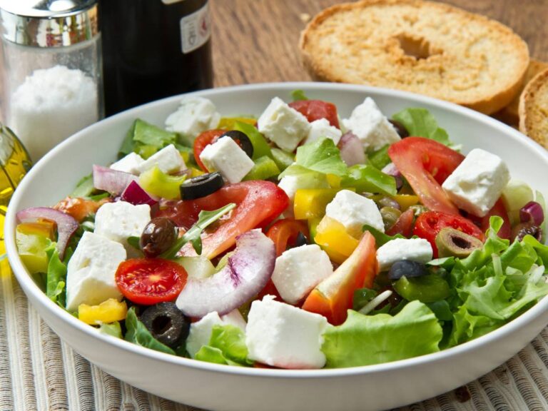 Sałatka grecka - sposób podania