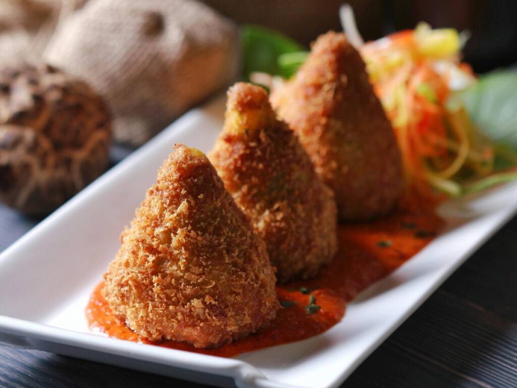 Jak zrobić arancini, czyli włoskie kulki ryżowe z ciągnącą się mozzarellą w środku? 8 Ciekawa propozycja podania arancini
