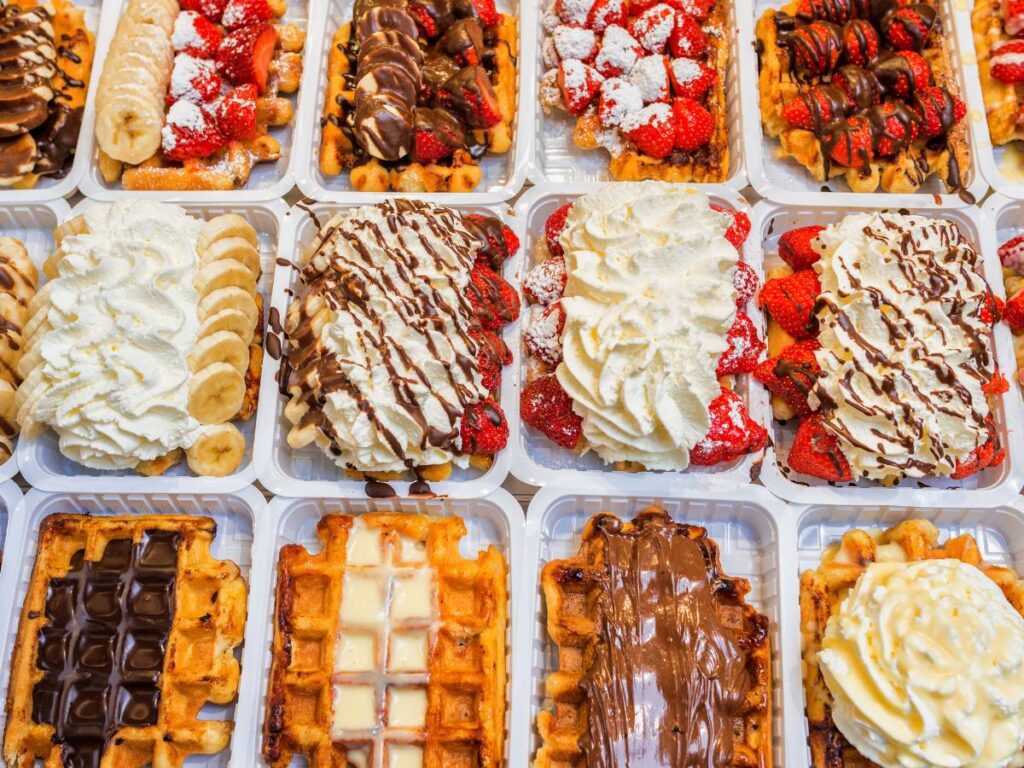 Jak przyrządzić belgijskie gofry z bitą śmietaną i owocami? 8 Ciekawa propozycja podania belgijskich gofrów