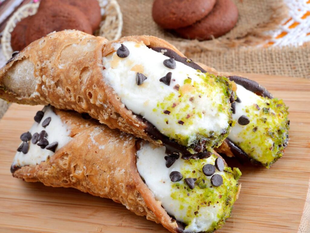 Jak przygotować cannoli z ricottą, czyli sycylijskie rurki z kremowym nadzieniem? 6 Ciekawa propozycja podania cannoli