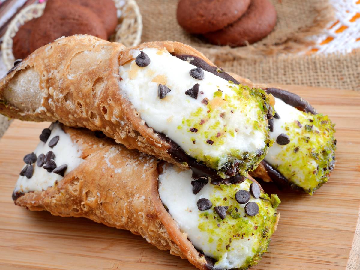 Jak przygotować cannoli z ricottą, czyli sycylijskie rurki z kremowym nadzieniem? 1 Ciekawa propozycja podania cannoli