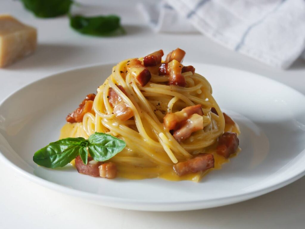 Jak zrobić sos carbonara, czyli kremowy włoski sos z jajkiem i parmezanem? 5 Ciekawa propozycja podania carbonary