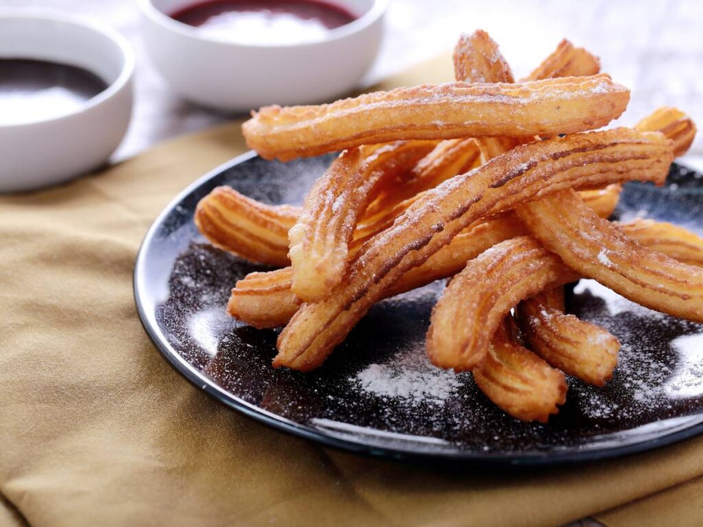 Jak przygotować hiszpańskie churros z dipem z białej czekolady? 5 Inspiracja podania churros