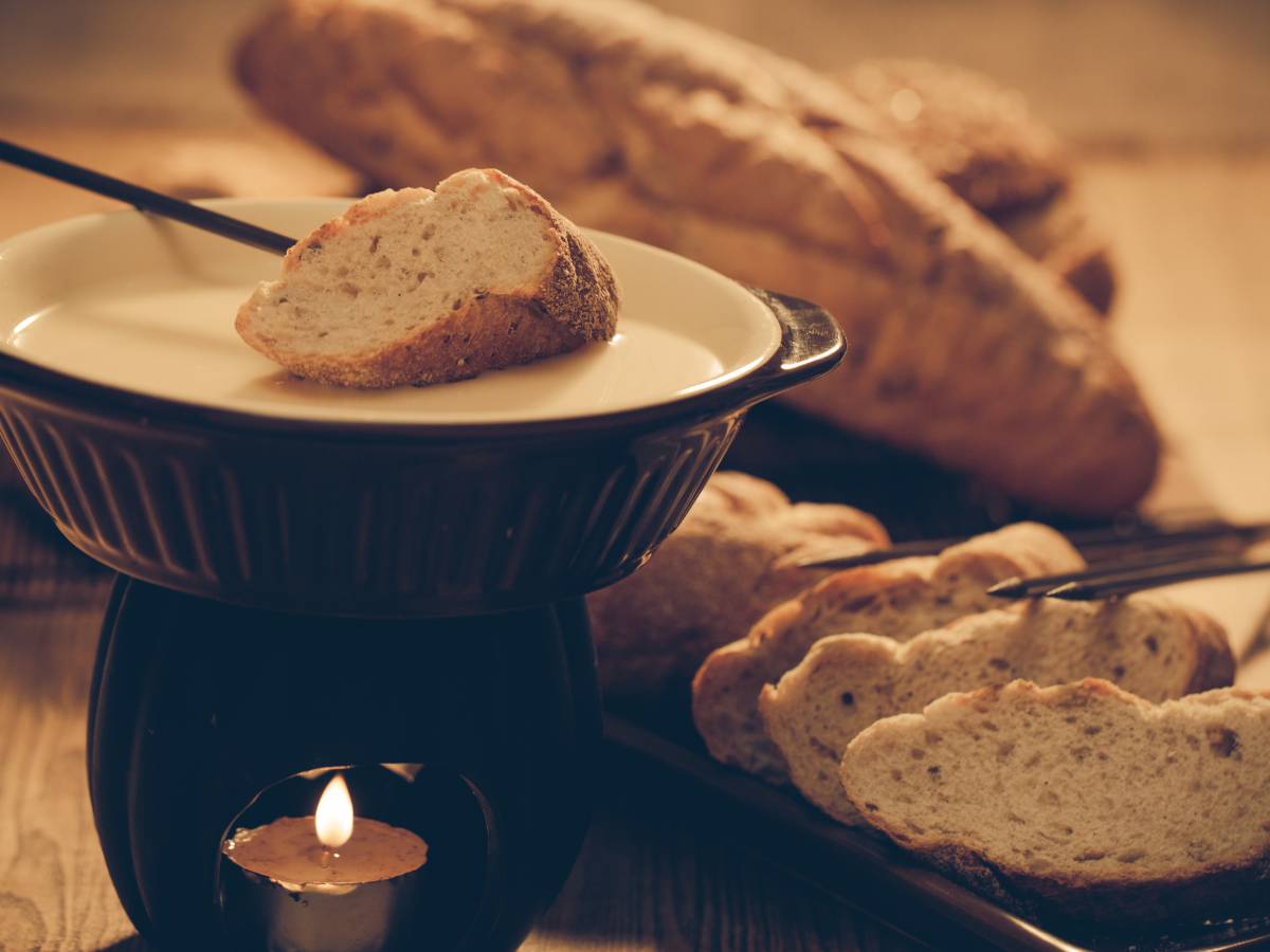 Jak zrobić fondue serowe, czyli rozgrzewającą przekąskę z aksamitnego roztopionego sera? 1 Inspiracja podadnia fondue serowego