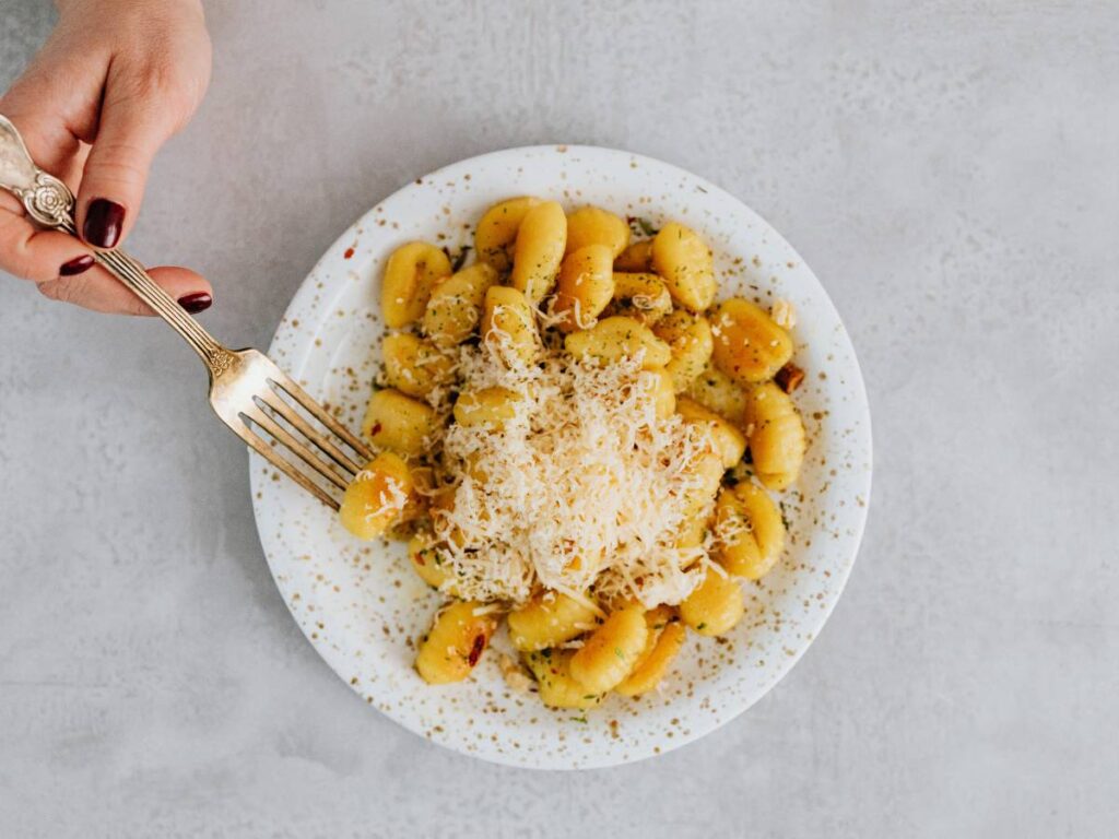 Jak przygotować gnocchi z ricottą, czyli delikatne kluski serowe w maślanym sosie? 8 Ciekawa propozycja podania gnocchi z ricottą