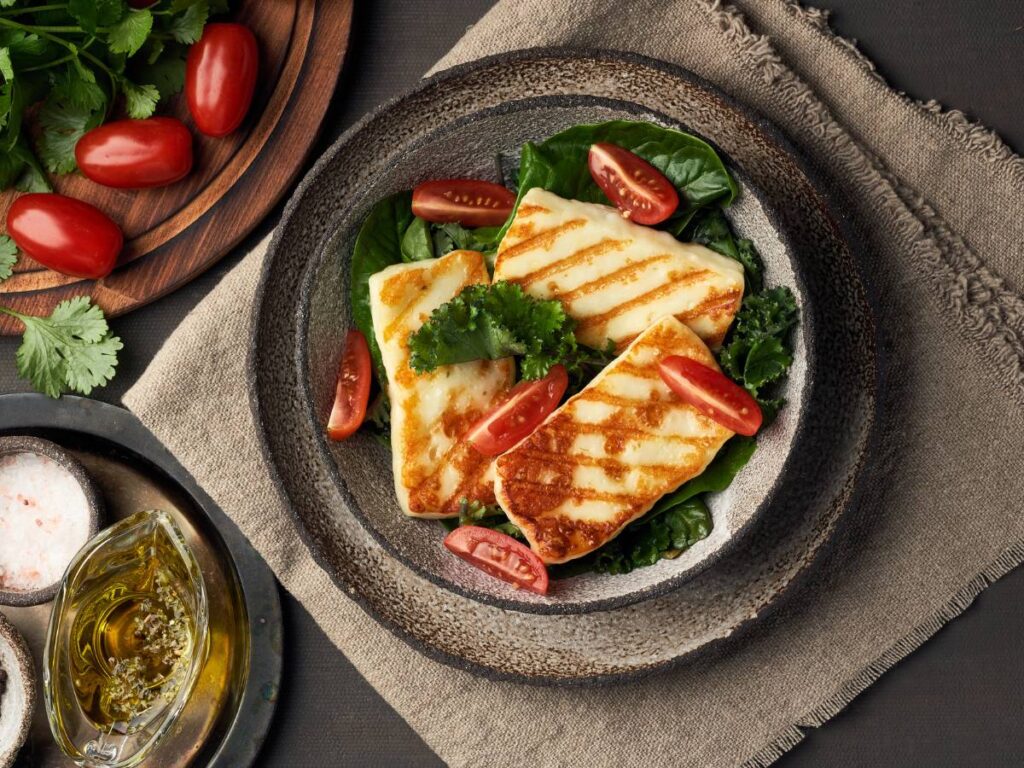 Jak usmażyć haloumi, czyli aromatyczny grillowany ser z chrupiącą skórką? 4 Interesujące propozycja podania haloumi