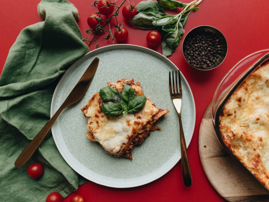 Jak przyrządzić włoskie lasagne z sosem beszamelowym i ricottą? 4 Interesująca propozycja podania lasagne