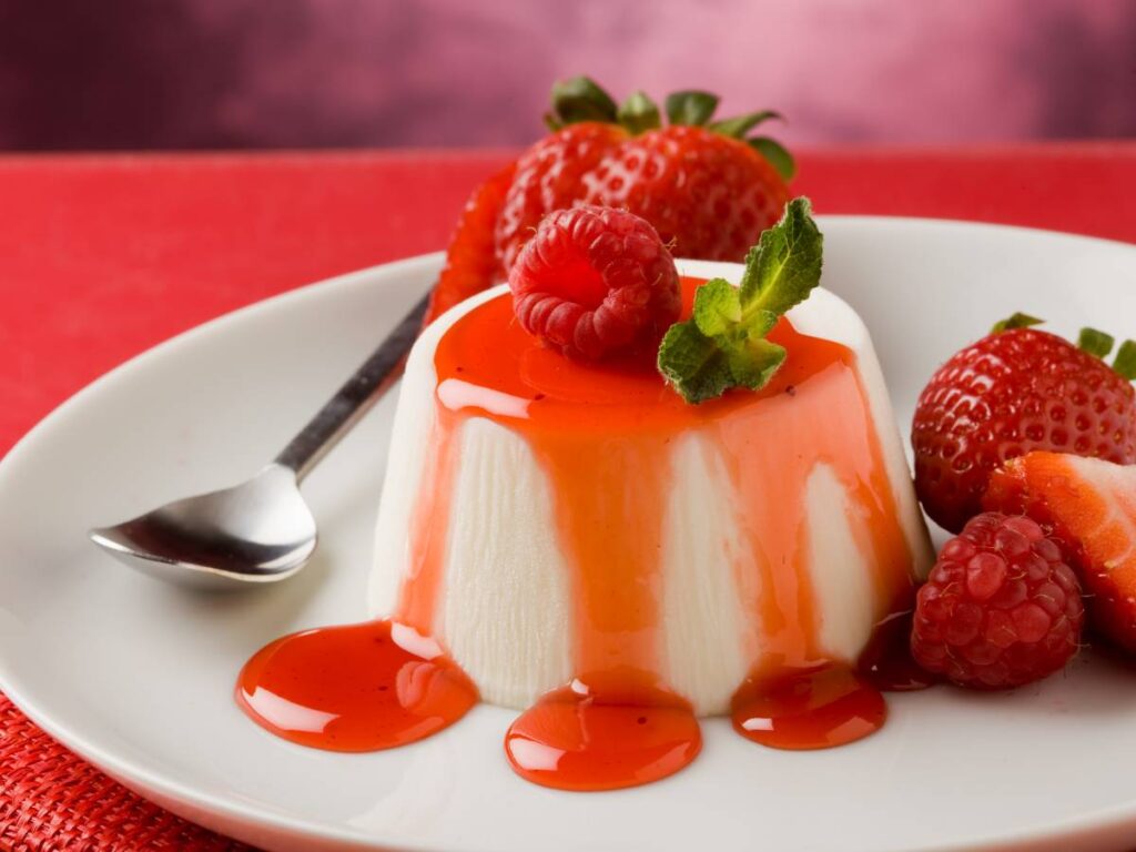 Jak przygotować panna cottę, czyli delikatny mleczny deser z włoskiej kuchni? 6 Ciekawa propozycja podania panna cotty