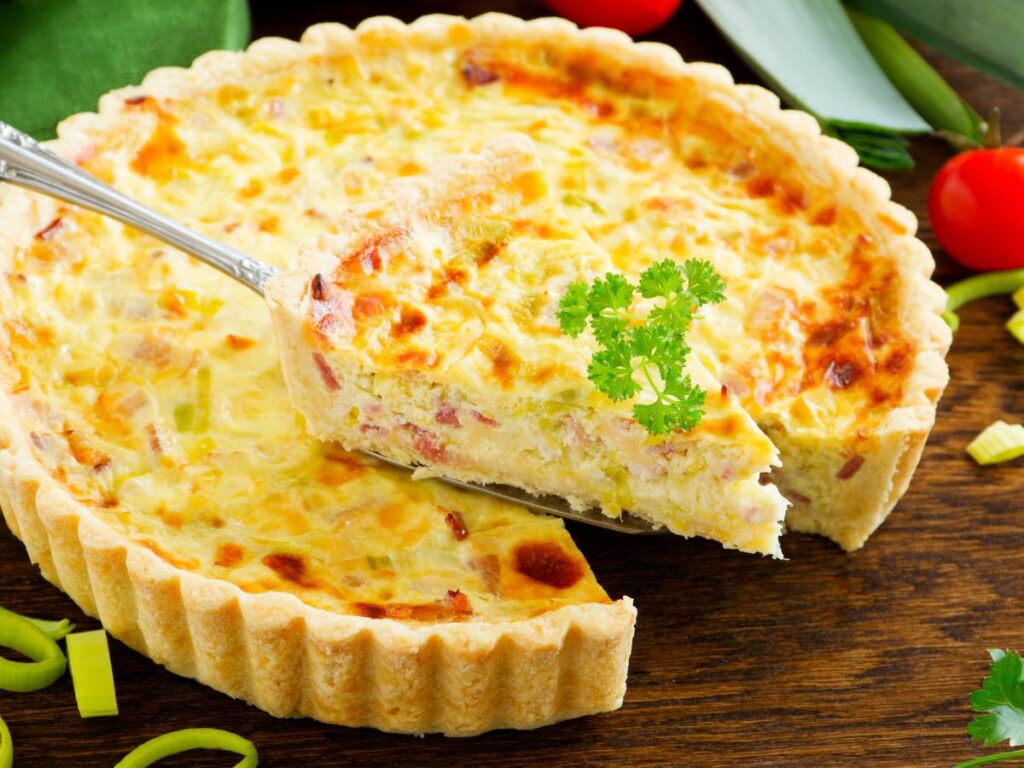 Jak upiec quiche lorraine, czyli francuską tartę z nadzieniem z sera i bekonu? 6 Inspiracja podania quiche lorraine
