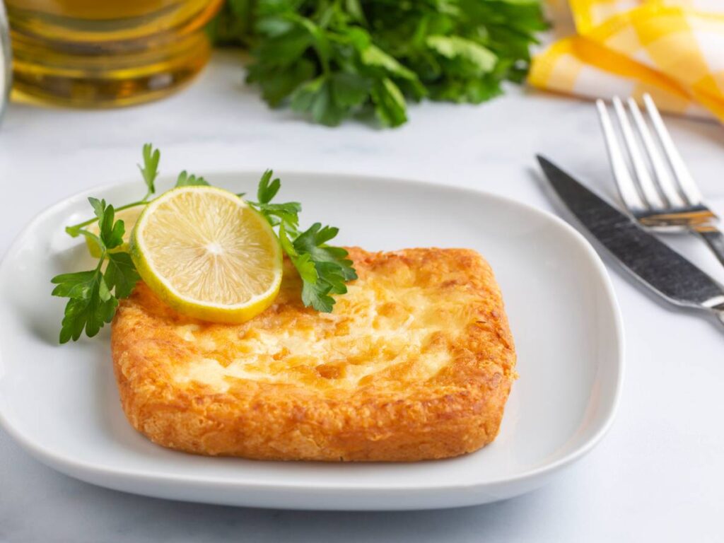 Jak usmażyć saganaki, czyli efektowny flambirowany ser po grecku? 9 Interesująca propozycja podania saganaki,
