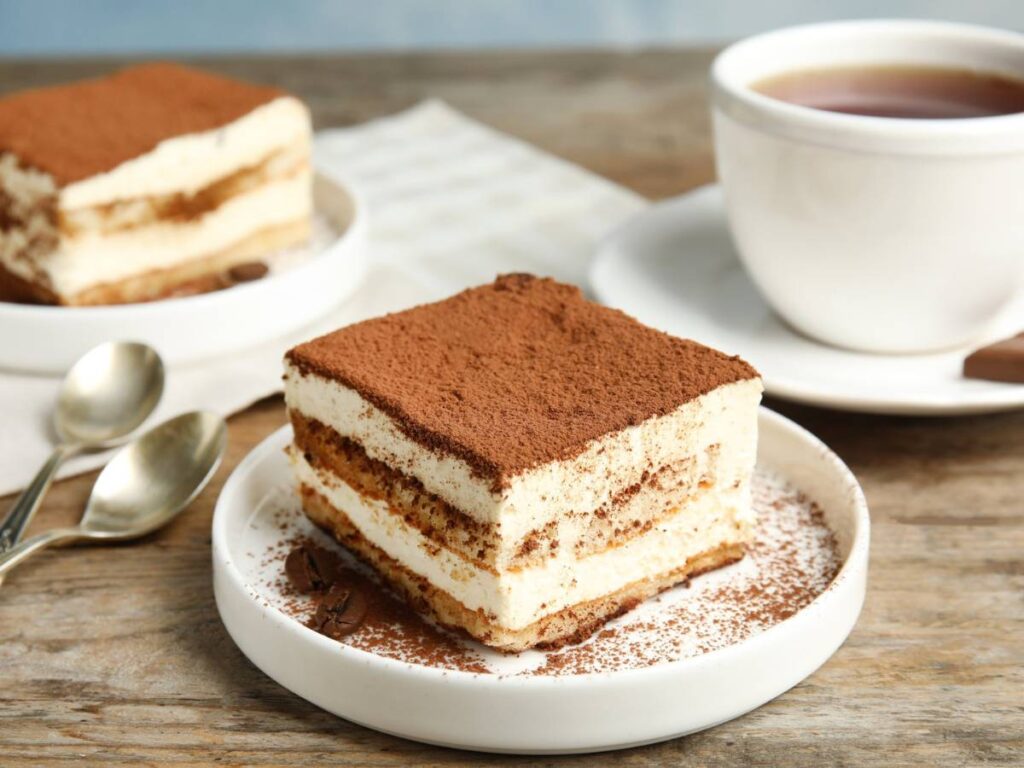 Jak zrobić tiramisu, czyli włoski deser z kremowym mascarpone i kawową nutą? 7 Ciekawa propozycja podania tiramisu