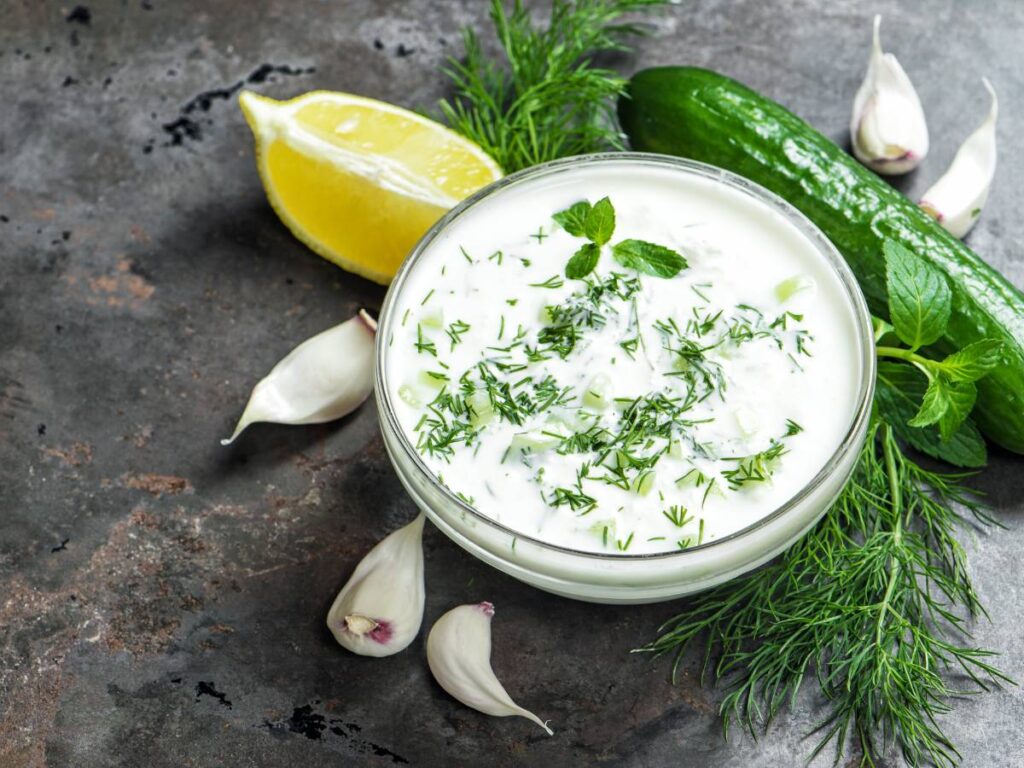 Jak zrobić tzatziki, czyli orzeźwiający grecki sos z jogurtu z ogórkiem i czosnkiem? 8 Ciekawa propozycja podania tzatziki