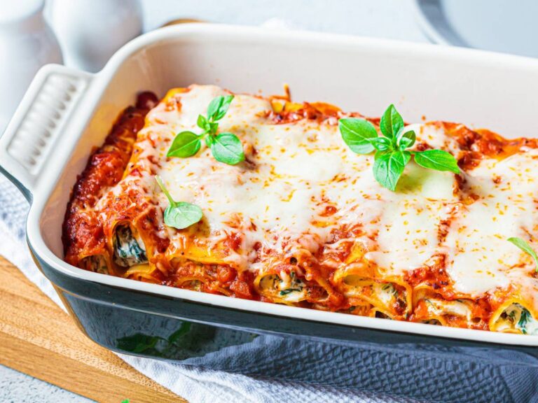 Jak przygotować lasagne ze szpinakiem i ricottą, czyli warstwowe danie pełne smaku? 8 Ciekawa propozycja podania lasagne ze szpinakiem i ricottą