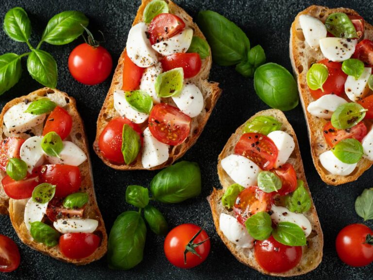 Jak przyrządzić włoskie antipasti z mozzarellą i suszonymi pomidorami? 7 Ciekawa propozycja podania antipasti