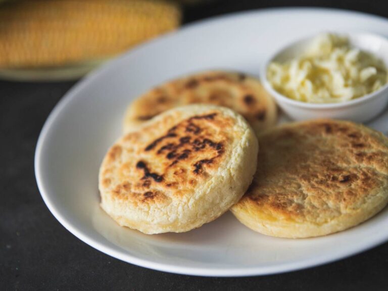 Jak zrobić południowoamerykańskie arepas nadziewane serem? 10 Interesująca propozycja podania arepas