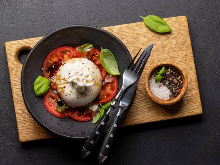 Jak przygotować włoskie burrata z pomidorami i bazylią? 4 Inspiracja podadnia burraty