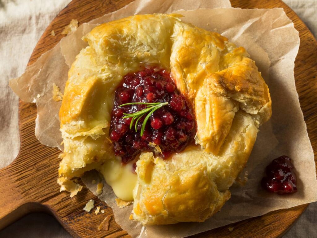 Jak usmażyć camembert w cieście, czyli wykwintną przekąskę z płynnym wnętrzem? 7 Ciekawa propozycja podania camembert w cieście