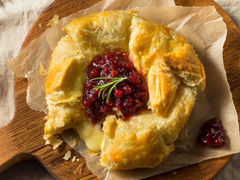 Jak usmażyć camembert w cieście, czyli wykwintną przekąskę z płynnym wnętrzem? 10 Ciekawa propozycja podania camembert w cieście