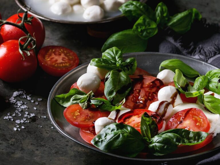 Jak przygotować caprese, czyli włoską sałatkę z mozzarellą, pomidorami i bazylią? 2 Inspiracja podania caprese