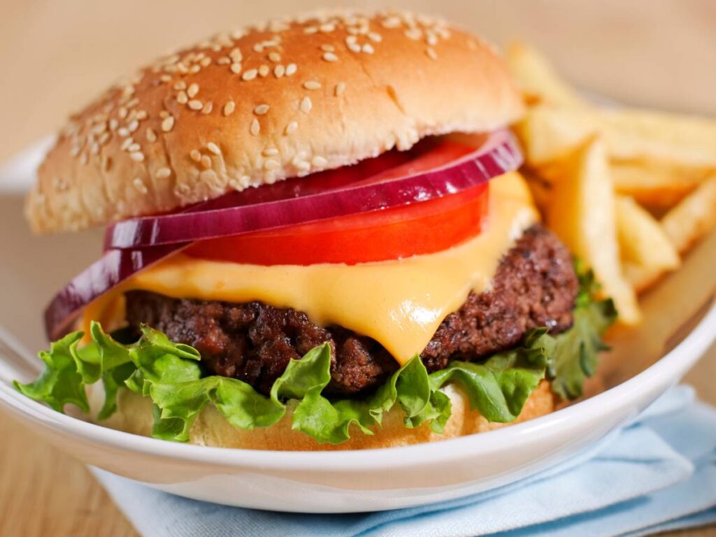 Jak zrobić cheeseburgery, czyli soczyste burgery z rozpływającym się serem? 4 Interesująca propozycja podania cheeseburgera
