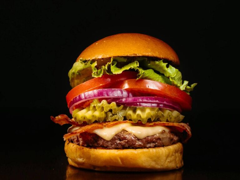 Jak zrobić amerykańskie cheeseburgery z serem cheddar? 8 Interesująca propozycja podania cheeseburgera
