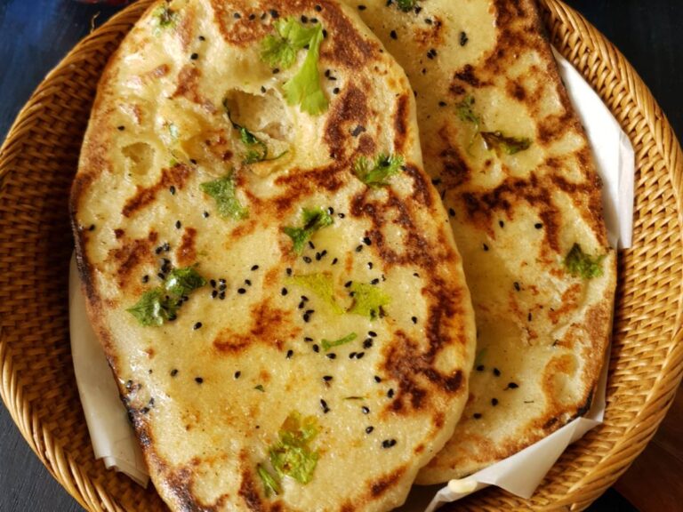 Jak upiec chlebki naan z serem, czyli indyjskie placki z pieca tandoor? 12 Inspiracja podania chlebków naan z serem