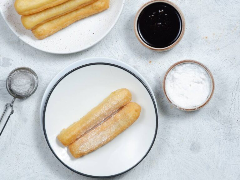 Jak przygotować churros z sosem z białej czekolady, czyli chrupiące hiszpańskie paluszki z kremowym dipem? 3 Inspiracja podania churros