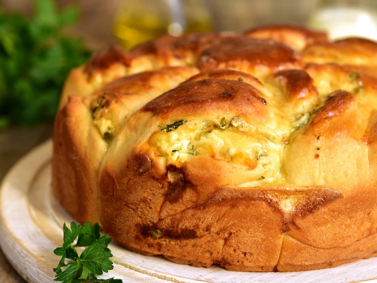Jak upiec ciasto drożdżowe z serem, czyli puszyste i wilgotne wypieki na podwieczorek? 1 Ciekawa propozycja podania ciasta drożdżowego z serem