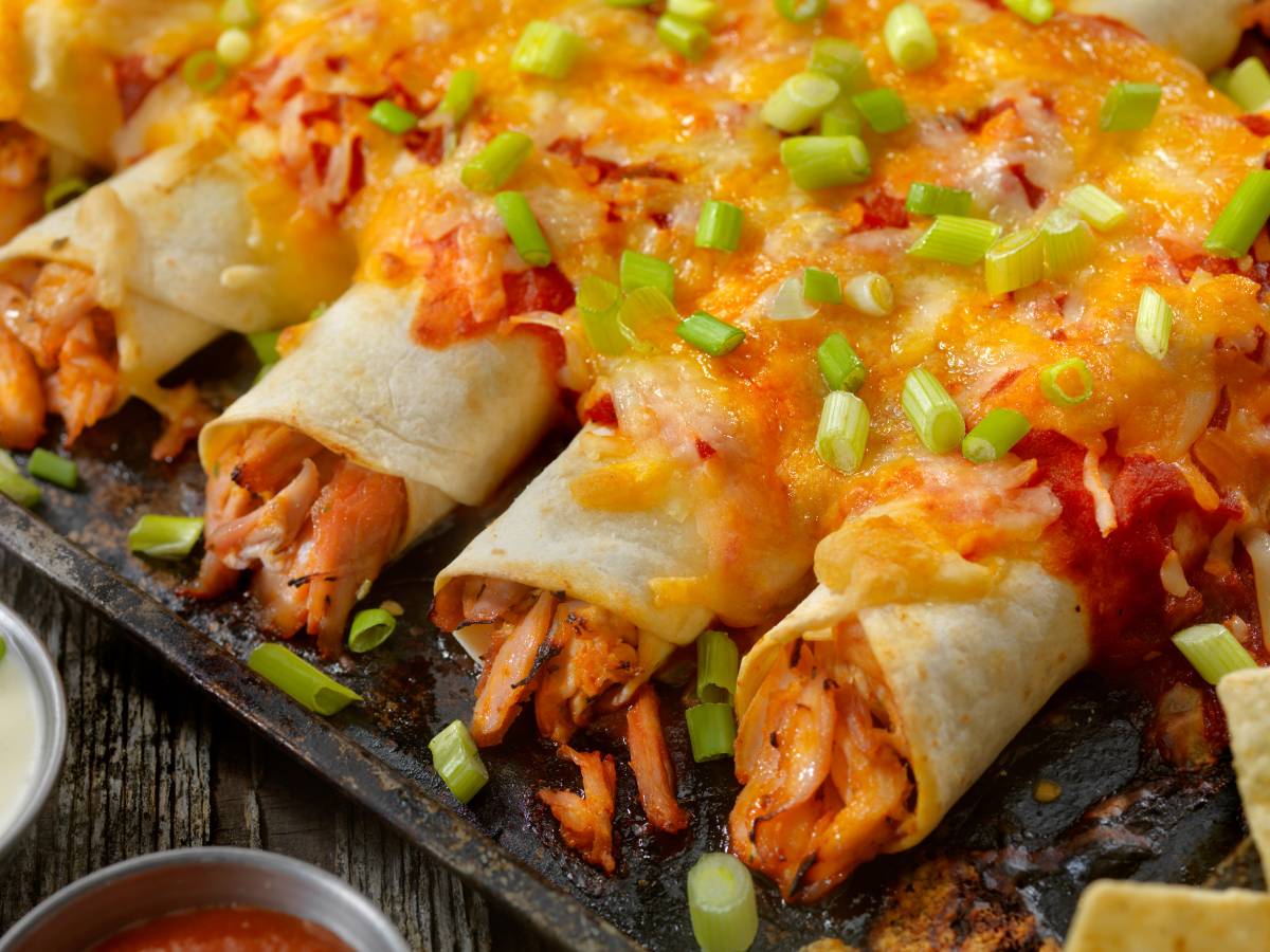 Jak przygotować meksykańskie enchiladas z serem i kurczakiem? 1 Inspiracja podadnia enchiladas