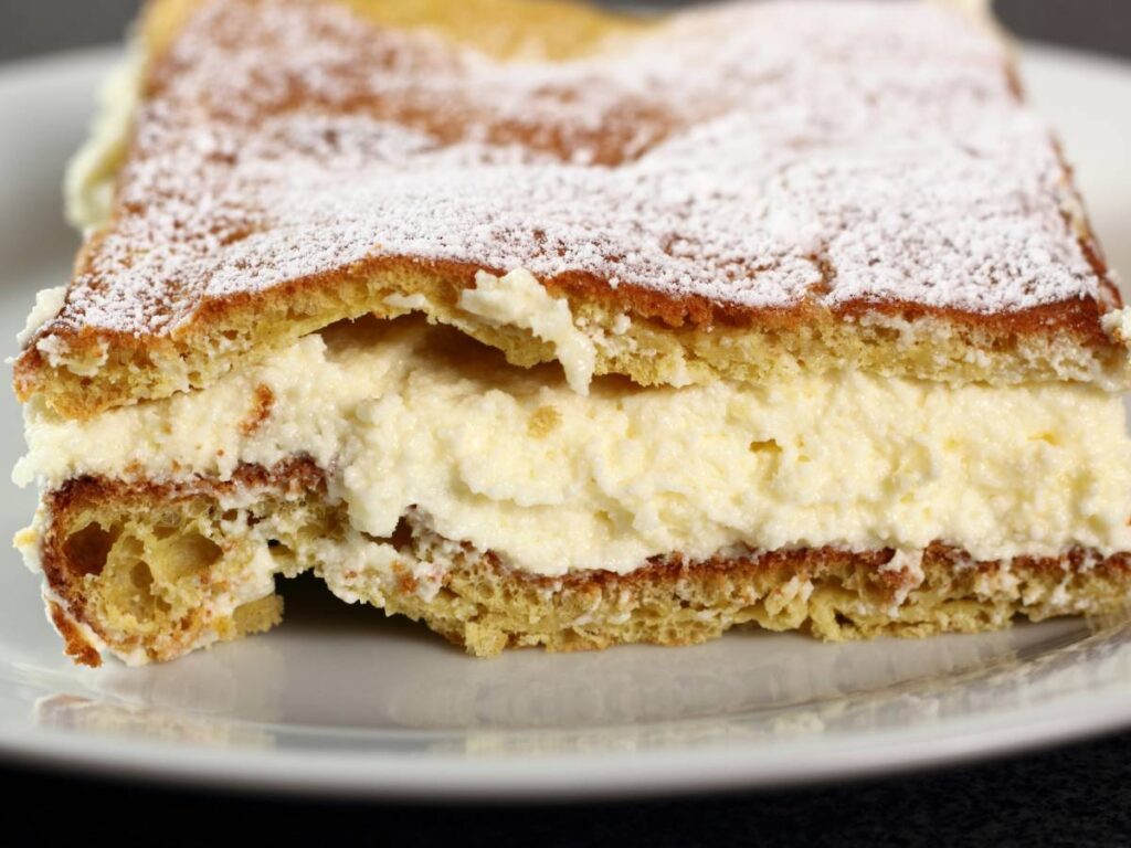 Jak przygotować karpatkę z kremem mascarpone, czyli klasyczne ciasto w nowej odsłonie? 5 Inspiracja podania karpatki