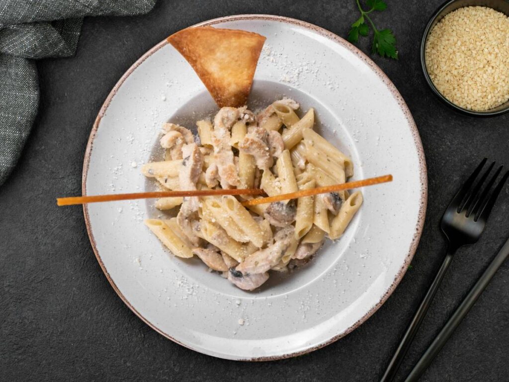 Jak zrobić makaron alfredo, czyli kremowe danie z parmezanem i masłem? 5 Interesująca propozycja podania makaron alfredo