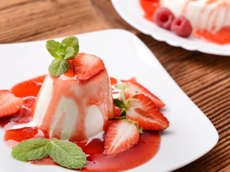 Jak przygotować deser panna cotta z sosem z białej czekolady? 1 Inspiracja podadnia panna cotty
