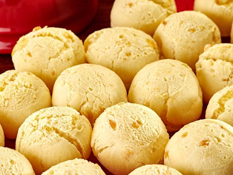 Jak zrobić brazylijskie pão de queijo, czyli bułeczki z serem? 9 Ciekawa propozycja podania pão de queijo